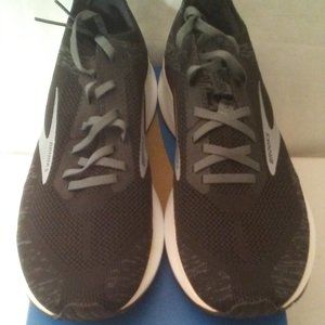 BROOKS Black & White Levitate 4 Running Shoe - Size 10.5M Women's